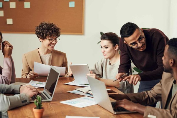 Quelles stratégies pour former les employés à la gestion des attentes des clients dans les services ?