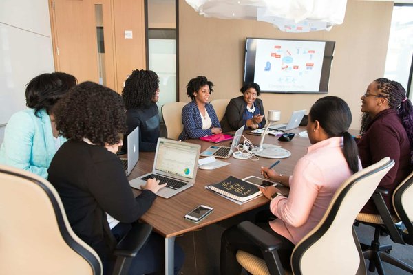 Stratégies pour externaliser la gestion de la conformité environnementale dans l'industrie chimique