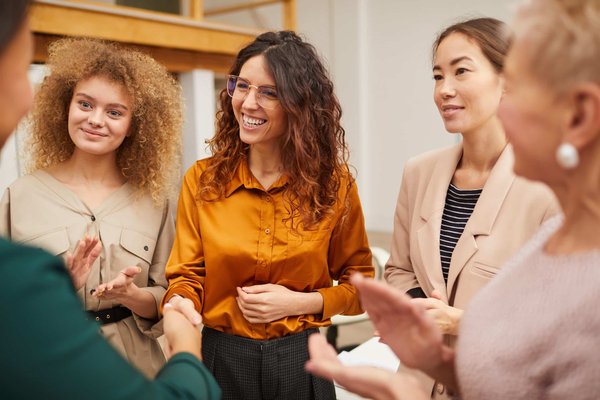 Comment les petites entreprises peuvent-elles tirer parti des événements locaux pour se promouvoir ?