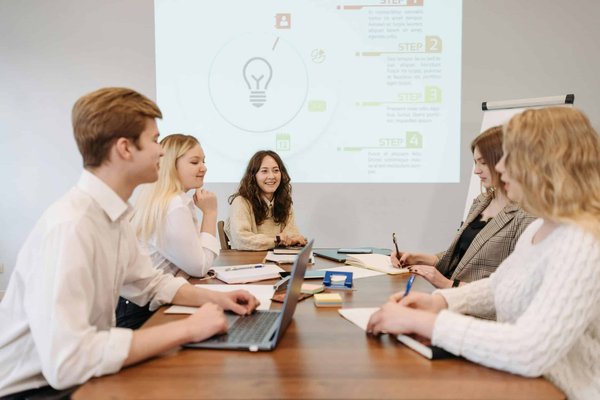 Quelles stratégies de réseautage sont les plus efficaces pour les entrepreneurs dans les industries créatives ?