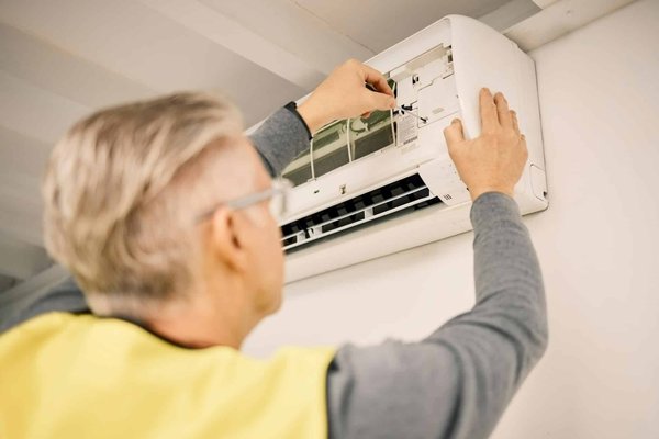 Entreprise spécialisée en installation de climatisation : pourquoi lui confier vos travaux ?